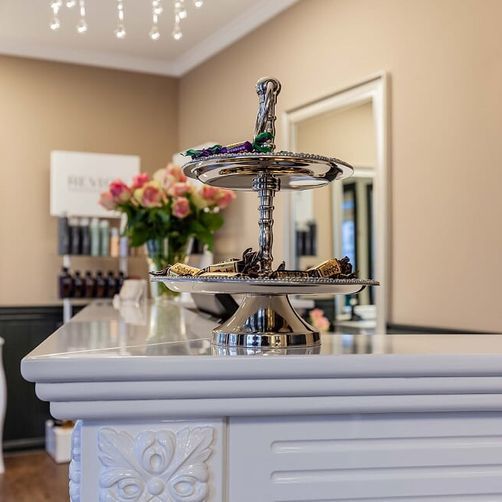 Solène Dibbern, Bad Schwartau, Friseurin, Produkte, Dienstleistungen, Damen und Herrenfrisuren, Färben, Haarverlängerung, Haarverdiechtung, Hochsteckfrisuren, Make Up, Dauerwelle, Farben von Wella, Dauerwellprodukte von Wella, Pflege- und Stylingprodukte von Revlon, Herrenserie American Crew, Olaplex, Pflegeprodkte von Glynt, Haarverlängerungen von Great Lenghts, Verdichtungen, 23611 Bad Schwartau, Rantzauallee 20