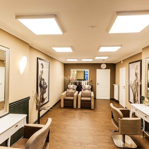 Solène Dibbern, Bad Schwartau, Friseurin, Produkte, Dienstleistungen, Damen und Herrenfrisuren, Färben, Haarverlängerung, Haarverdiechtung, Hochsteckfrisuren, Make Up, Dauerwelle, Farben von Wella, Dauerwellprodukte von Wella, Pflege- und Stylingprodukte von Revlon, Herrenserie American Crew, Olaplex, Pflegeprodkte von Glynt, Haarverlängerungen von Great Lenghts, Verdichtungen, 23611 Bad Schwartau, Rantzauallee 20
