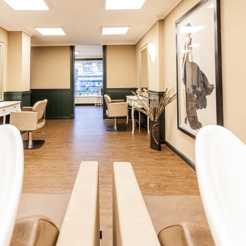 Solène Dibbern, Bad Schwartau, Friseurin, Produkte, Dienstleistungen, Damen und Herrenfrisuren, Färben, Haarverlängerung, Haarverdiechtung, Hochsteckfrisuren, Make Up, Dauerwelle, Farben von Wella, Dauerwellprodukte von Wella, Pflege- und Stylingprodukte von Revlon, Herrenserie American Crew, Olaplex, Pflegeprodkte von Glynt, Haarverlängerungen von Great Lenghts, Verdichtungen, 23611 Bad Schwartau, Rantzauallee 20