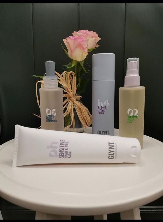 Solène Dibbern, Bad Schwartau, Friseurin, Produkte, Dienstleistungen, Damen und Herrenfrisuren, Färben, Haarverlängerung, Haarverdiechtung, Hochsteckfrisuren, Make Up, Dauerwelle, Farben von Wella, Dauerwellprodukte von Wella, Pflege- und Stylingprodukte von Revlon, Herrenserie American Crew, Olaplex, Pflegeprodkte von Glynt, Haarverlängerungen von Great Lenghts, Verdichtungen, 23611 Bad Schwartau, Rantzauallee 20