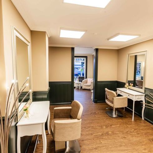 Solène Dibbern, Bad Schwartau, Friseurin, Produkte, Dienstleistungen, Damen und Herrenfrisuren, Färben, Haarverlängerung, Haarverdiechtung, Hochsteckfrisuren, Make Up, Dauerwelle, Farben von Wella, Dauerwellprodukte von Wella, Pflege- und Stylingprodukte von Revlon, Herrenserie American Crew, Olaplex, Pflegeprodkte von Glynt, Haarverlängerungen von Great Lenghts, Verdichtungen, 23611 Bad Schwartau, Rantzauallee 20