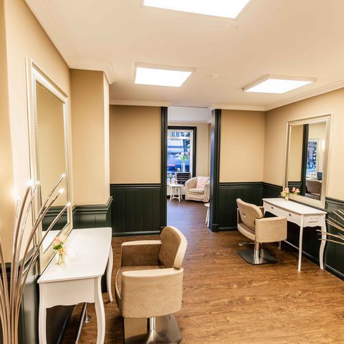 Solène Dibbern, Bad Schwartau, Friseurin, Produkte, Dienstleistungen, Damen und Herrenfrisuren, Färben, Haarverlängerung, Haarverdiechtung, Hochsteckfrisuren, Make Up, Dauerwelle, Farben von Wella, Dauerwellprodukte von Wella, Pflege- und Stylingprodukte von Revlon, Herrenserie American Crew, Olaplex, Pflegeprodkte von Glynt, Haarverlängerungen von Great Lenghts, Verdichtungen, 23611 Bad Schwartau, Rantzauallee 20